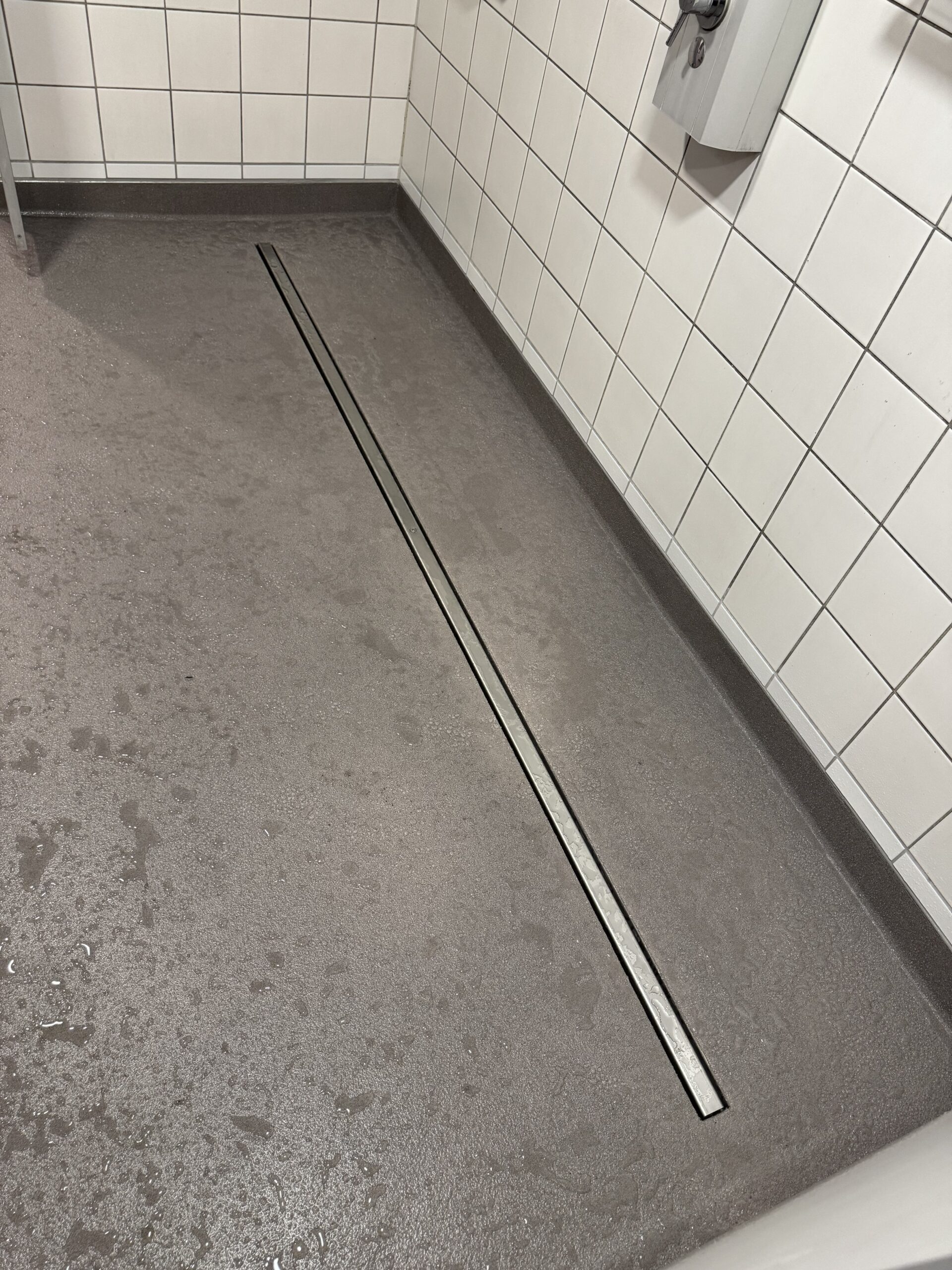 Edelstahl Duschrinnen für Gemeinschafusduschen im gewerblichen und öffentlichen Bereich Reihenduschen mit fugenloser Bodenbeschichtung