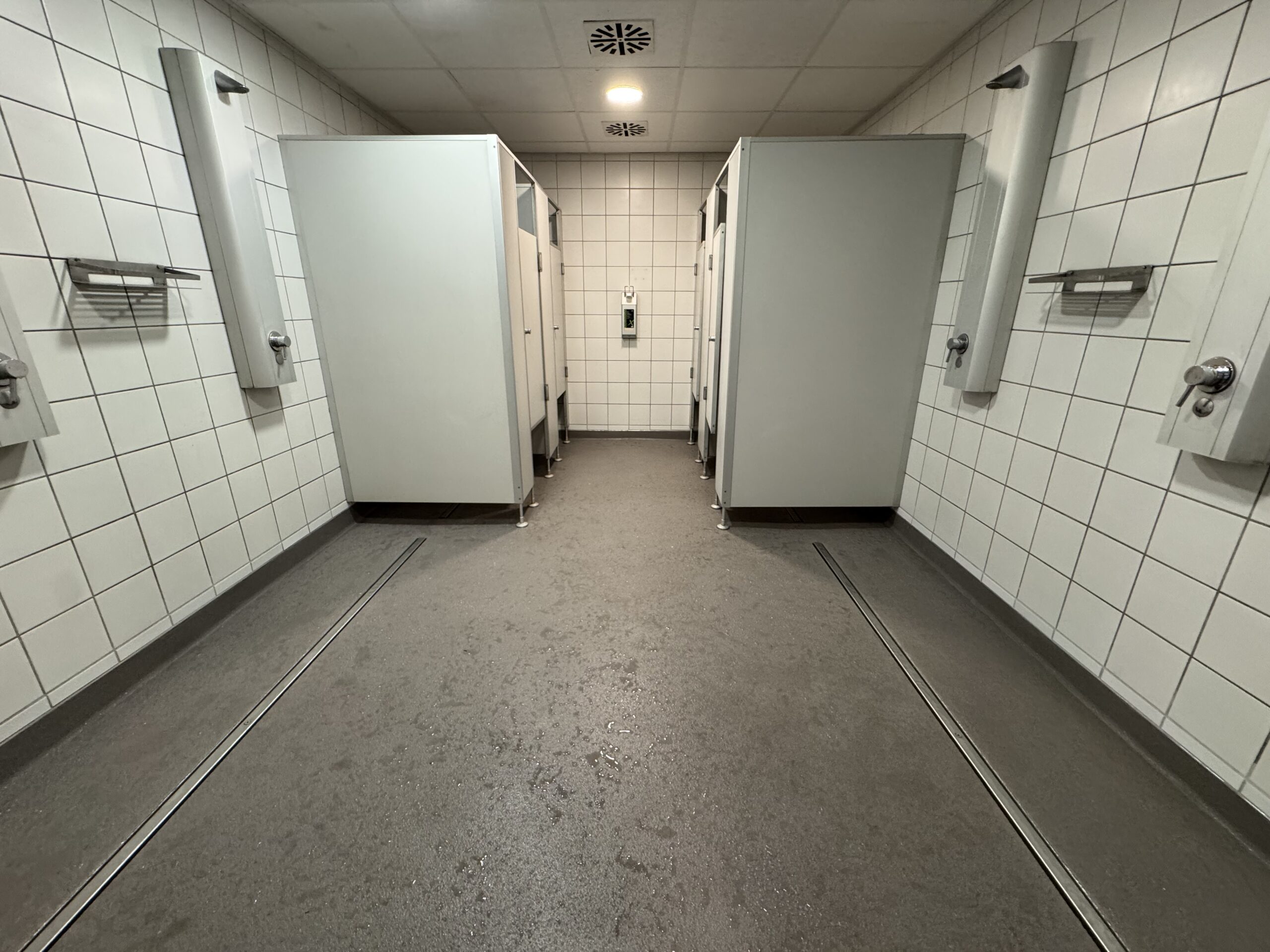 Duschrinnen für Gemeinschafusduschen im gewerblichen und öffentlichen Bereich Reihenduschen mit fugenloser Bodenbeschichtung
