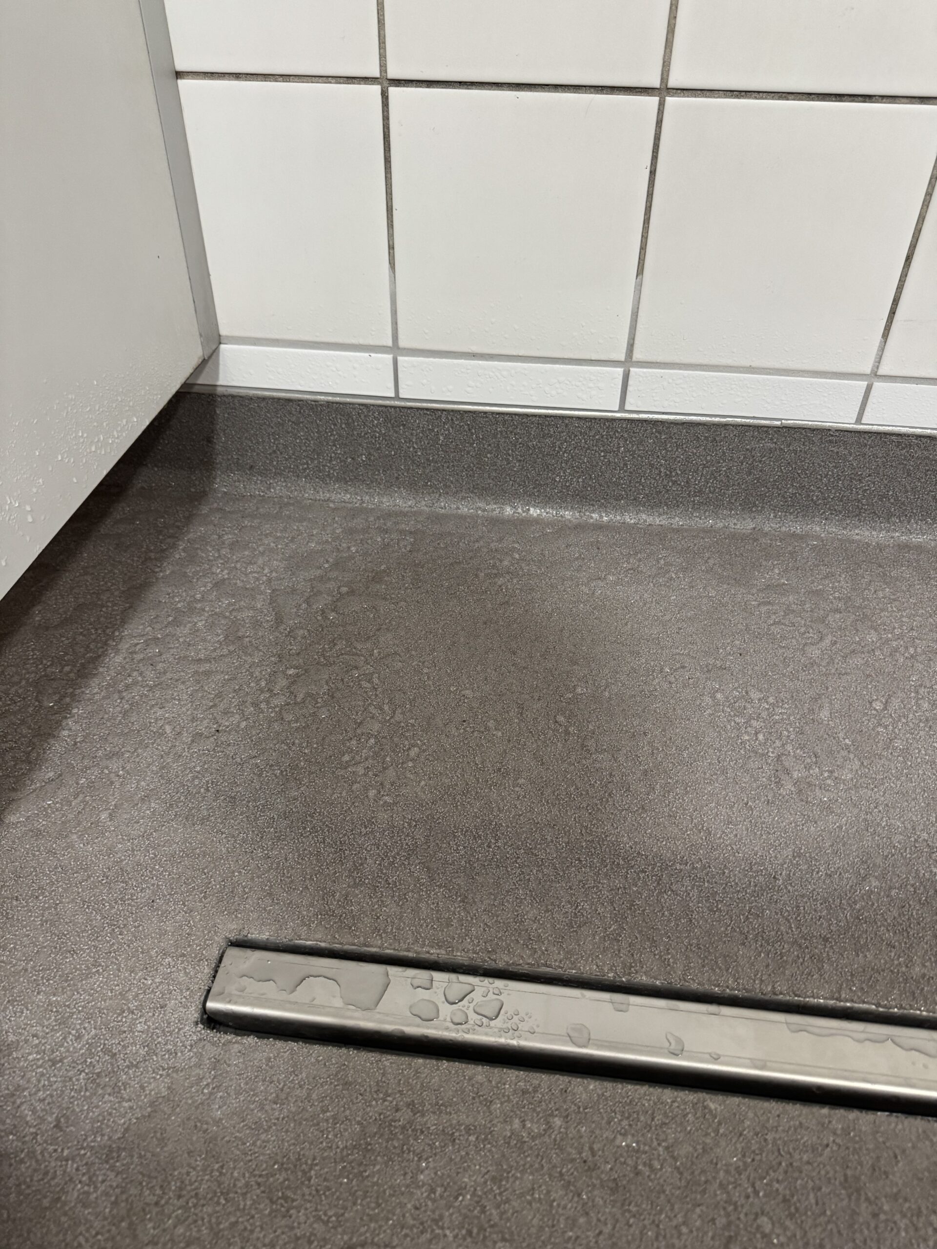 Edelstahl Duschrinnen mit Abdeckung für Gemeinschafusduschen im gewerblichen und öffentlichen Bereich Reihenduschen mit fugenloser Bodenbeschichtung