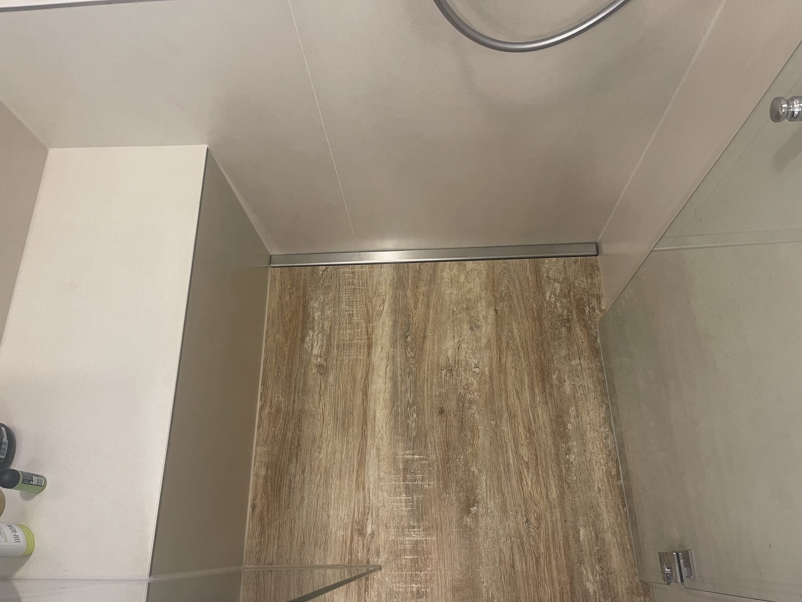 Maßgefertigte Duschrinnen Aufbau altbau