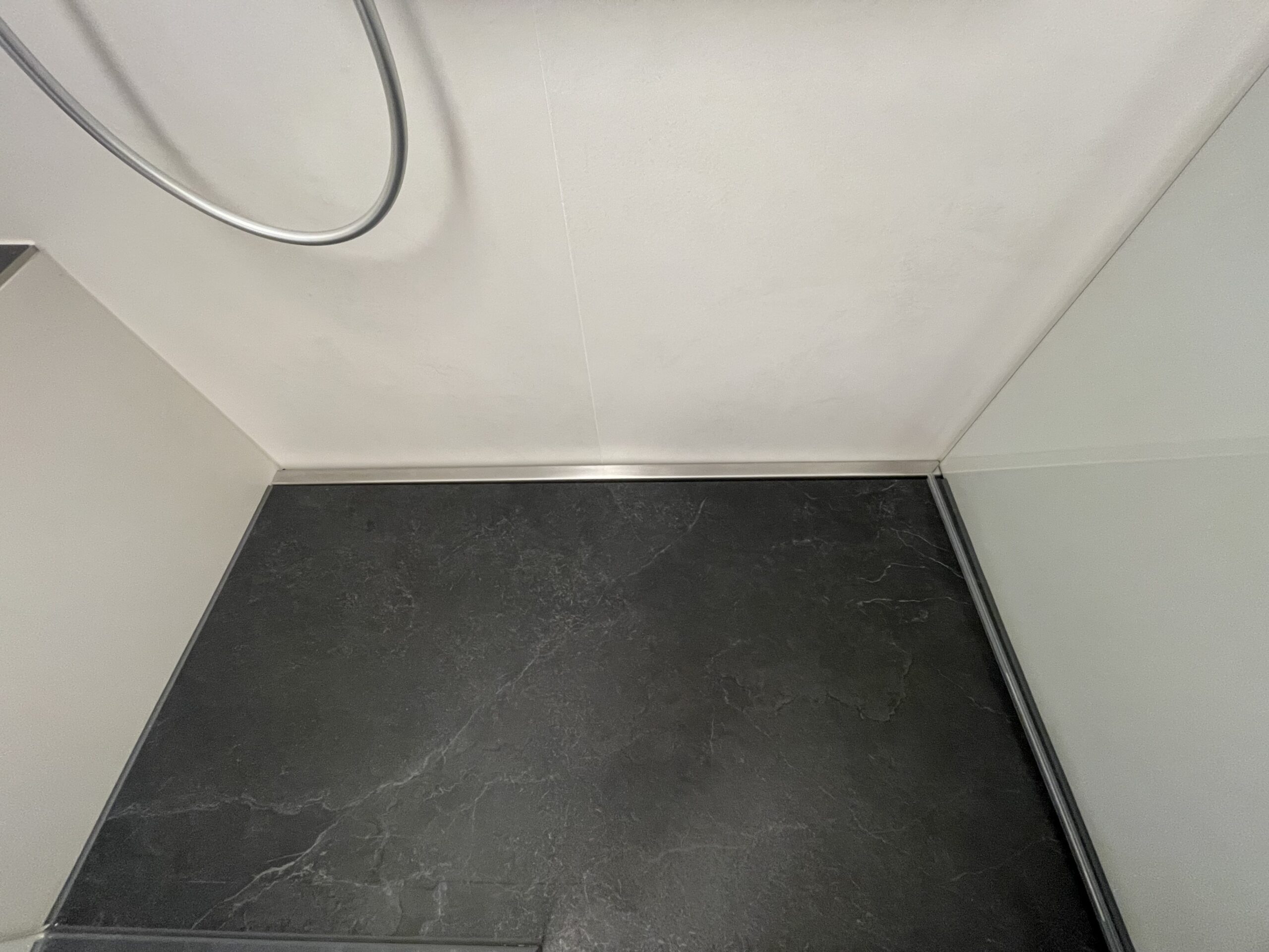 Wandbündig eingebaute Aquanau Duschrinne in einer bodengleichen Dusche